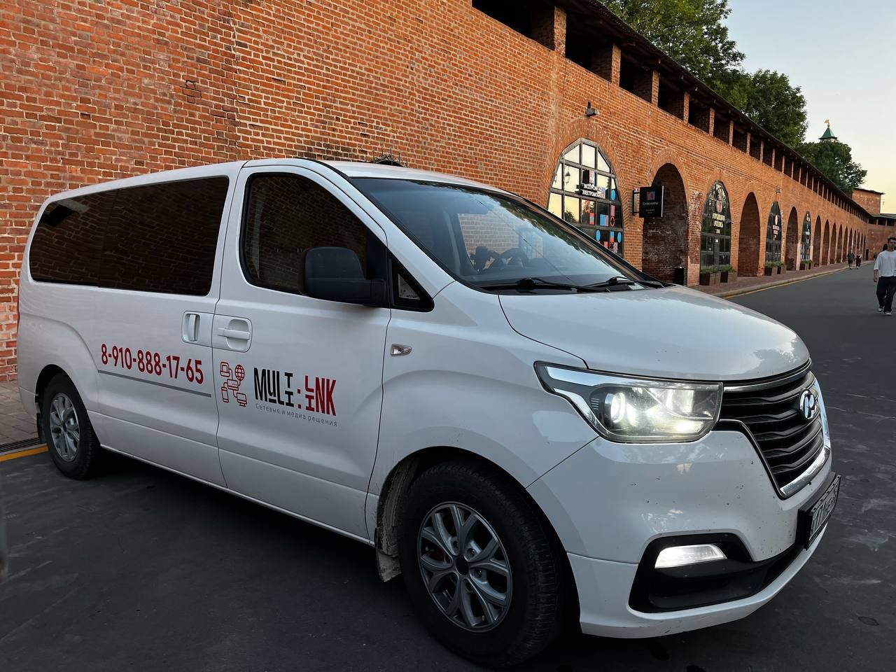 Фирменный автомобиль MULTi LiNK у Нижегородского кремля